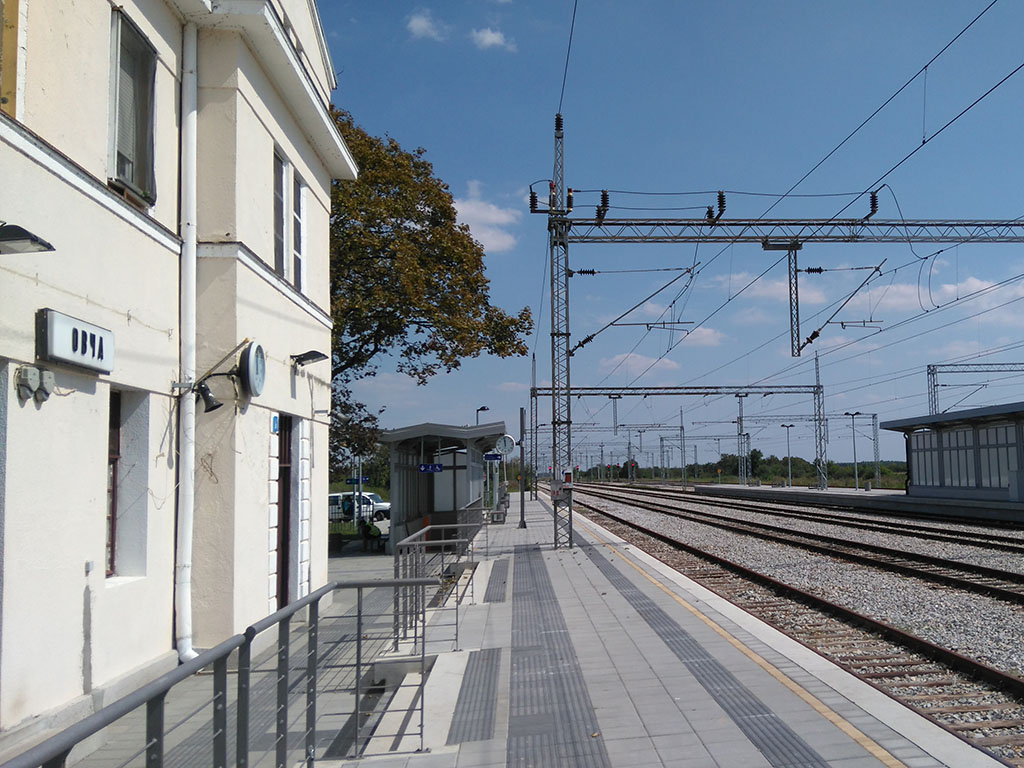 Belgrád és Pancsova között 15 kilométeren újult meg és kétvágányúvá épült át a vasúti pálya. Az egyik érintett állomás a felvételen is látható Ovca (forrás: Railway Gazette)
