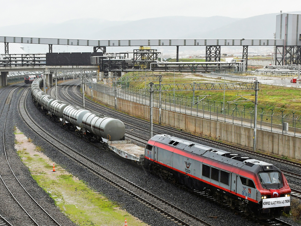 A törökországi Korfez Ulastirma magánvasút öt PowerHaul-dízelmozdonyt rendelt a GE-től. A cég jelenleg is üzemeltet öt, TCDD-tulajdonú gépet (forrás: Railway Gazette)
