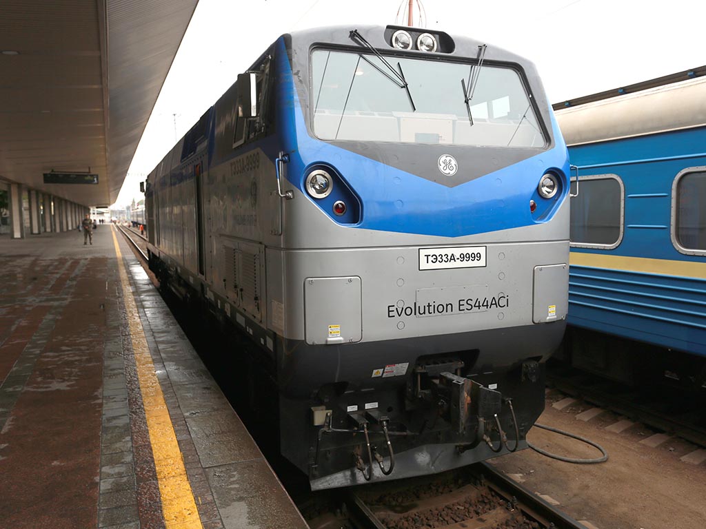 Az ukrán UZ első körben harminc TE33A típusú dízelmozdonyt vásárol az amerikai GE Transportationtől, további százkilencvenötöt pedig már Ukrajnában fognak készre szerelni (forrás: Railway Gazette)