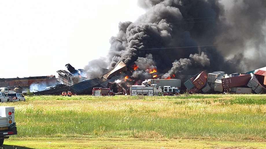 Két konténerszállító tehervonat ütközött frontálisan Texasban. A mozdonyok kigyulladtak