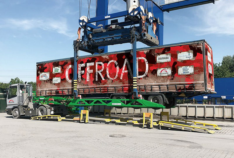 A TX Logistik először alkalmazza Magyarországon a NiKrasa-rendszert, melynek köszönhetően a nem daruzható félpótkocsikat is vonatra lehet helyezni (kép forrása: Rail Freight)