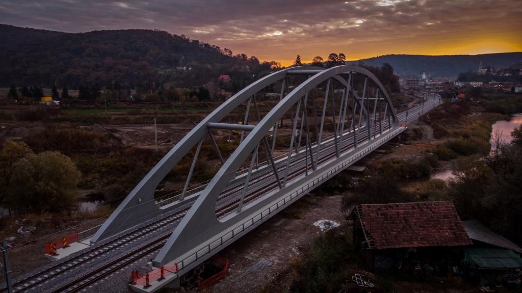 A segesvári vasútállomás és a segesvári alagút között új vasúti híd épült