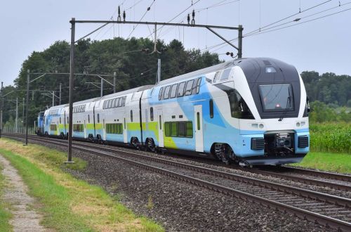 Kigördült a Stadler altenrheini üzeméből az osztrák Westbahn első KISS2-es motorvonata, amit további kilenc követ jövő nyárig (forrás: IRJ)