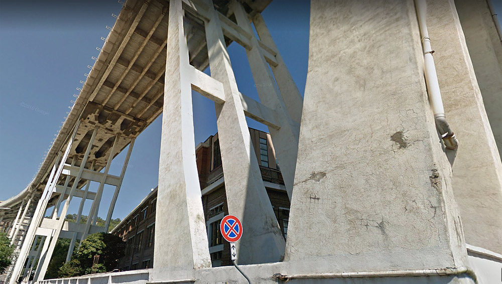 A rávezető hídszerkezet alulnézete: munkaigényes és sérülékeny szerkezet (képek forrása: Google maps)