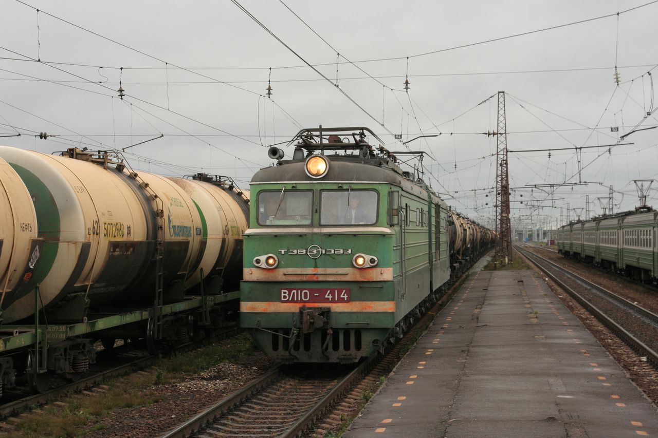 A VL10-414 Rosztov-Jaroszlavszkij állomáson halad százkocsis üres elegyével, 100 kilométer/órás sebességgel. A pályások által kért „időablak” lejárt, a feltartóztatott tehervonatok egymás után indulnak el. Az ürestől, mivel dinamikusabb, elvárják, hogy senkit se tartson fel