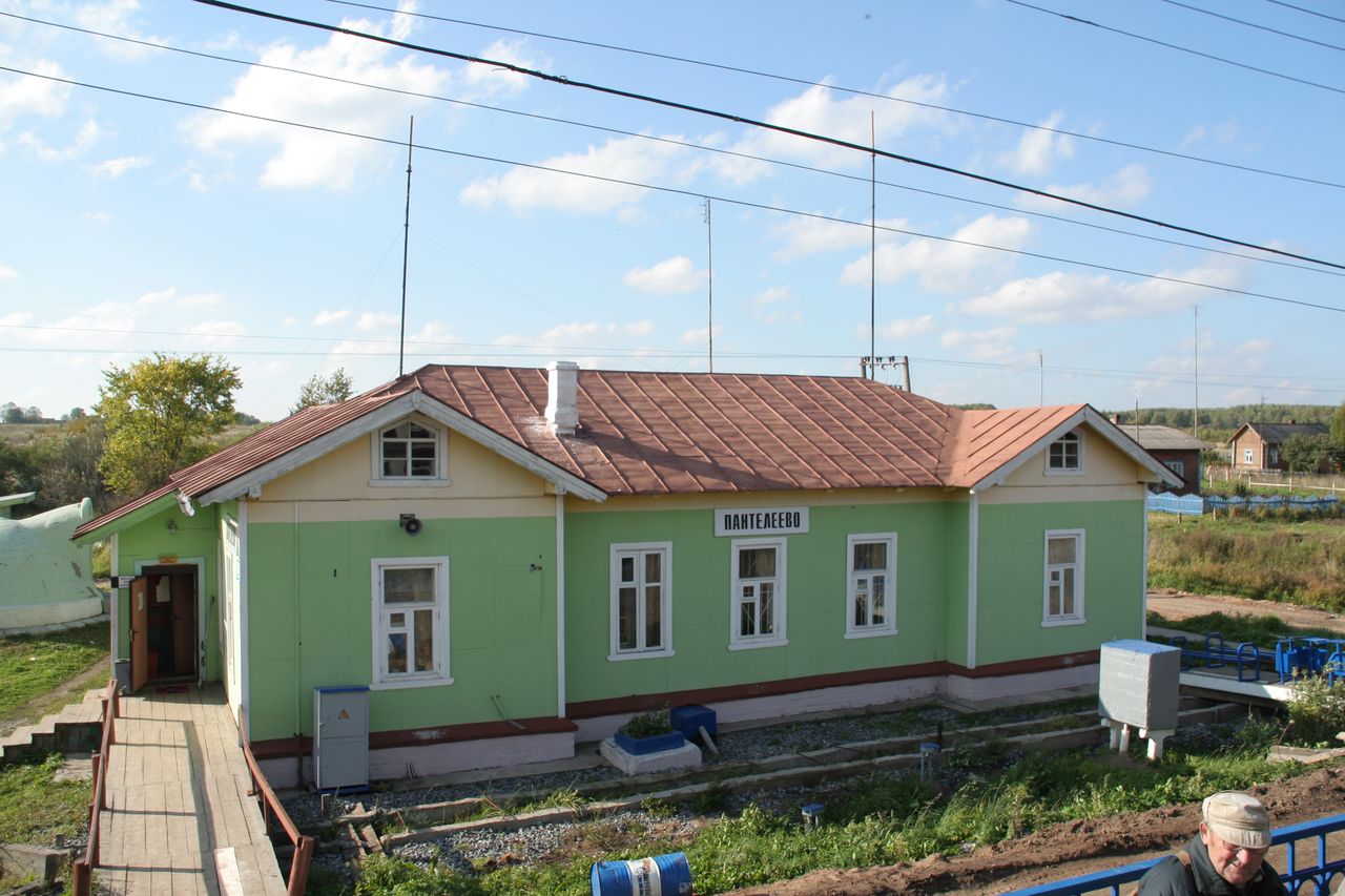 Pantyelejevo állomás felvételi épülete Danyilov és Jaroszlavl között. Az utasok errefelé csak egy mellékkörülményt jelentenek, a hangsúly a tehervonatok közlekedtetésére fektetik