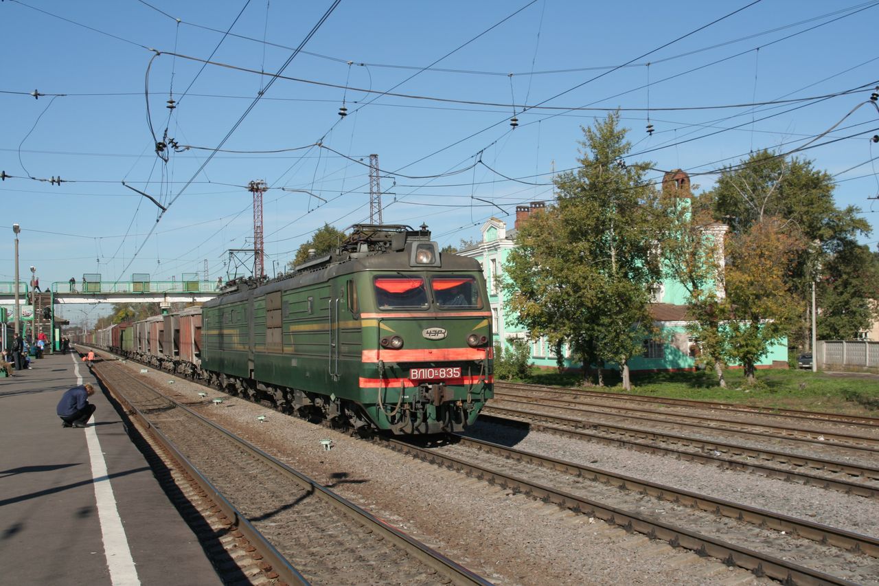 Golutvin állomás (Kolomna), VL10k-835 tehervonattal Rjazany felé. A Cseljabinszki Járműjavítóban felújított VL10-esek a jelentősen módosított beltartalom mellett új külsőt is kapnak