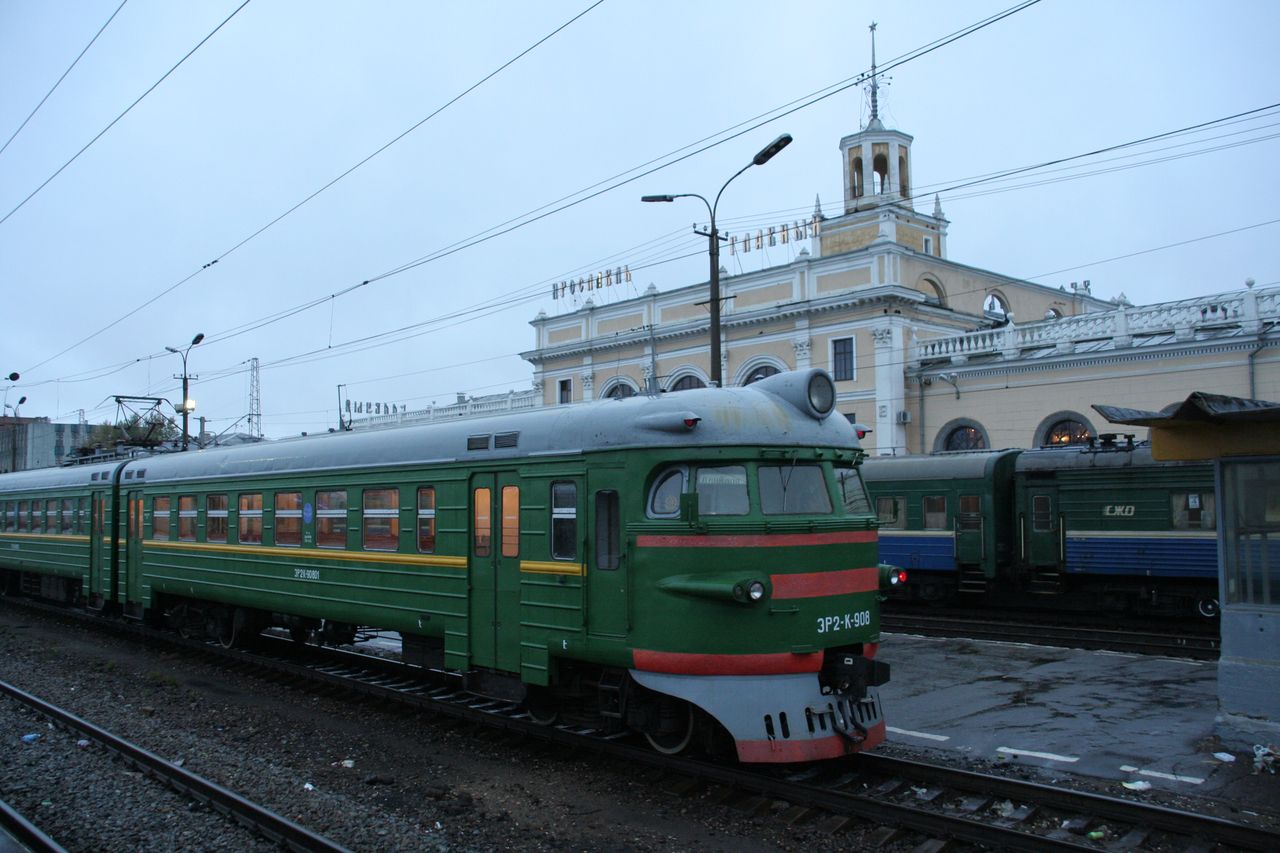 Jaroszlavl állomás esőben, a perontető alól fotózva. Az ER2k-908 villamos motorvonat fődarabcserés javítást kapott, ezért jelent meg a „k” betű a sorozatjelében, ám a régebbi ER2-esekre jellemző, klasszikus kerek homlokrészt megtartották, a „kerekorrúfanok” legnagyobb örömére