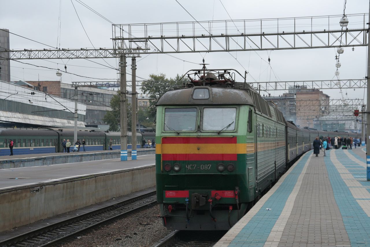 A 16-os számú, Moszkva–Arhangelszk távolsági vonat a Jaroszlavli pályaudvaron. Vologdáig utazom rajta