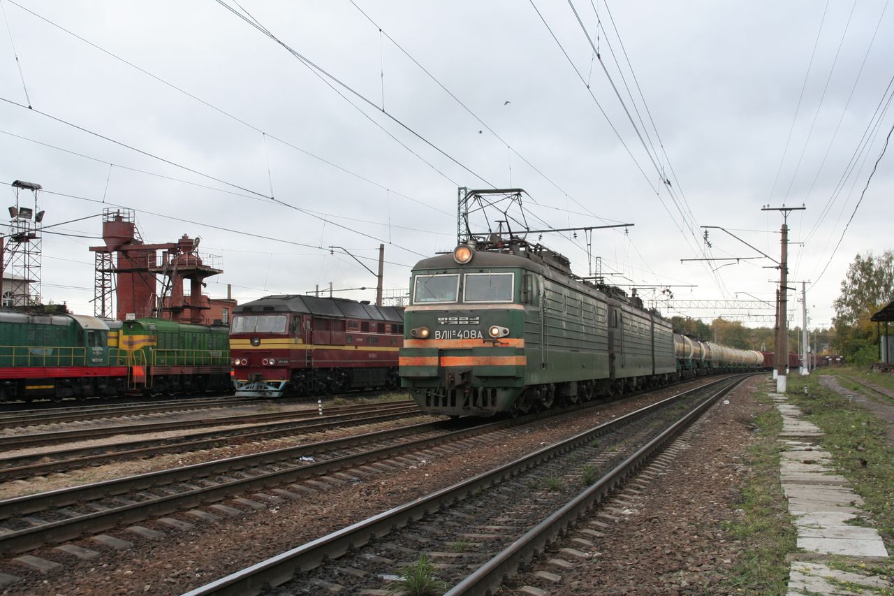 Háromszekciós VL11m tart Moszkva felé Alekszandrov állomáson, a szokásos óriáskígyóval. Balra a fűtőház, amely előtt Ivanovo telephely TEP70-esei ácsorognak, várva a következő személyvonati feladatot