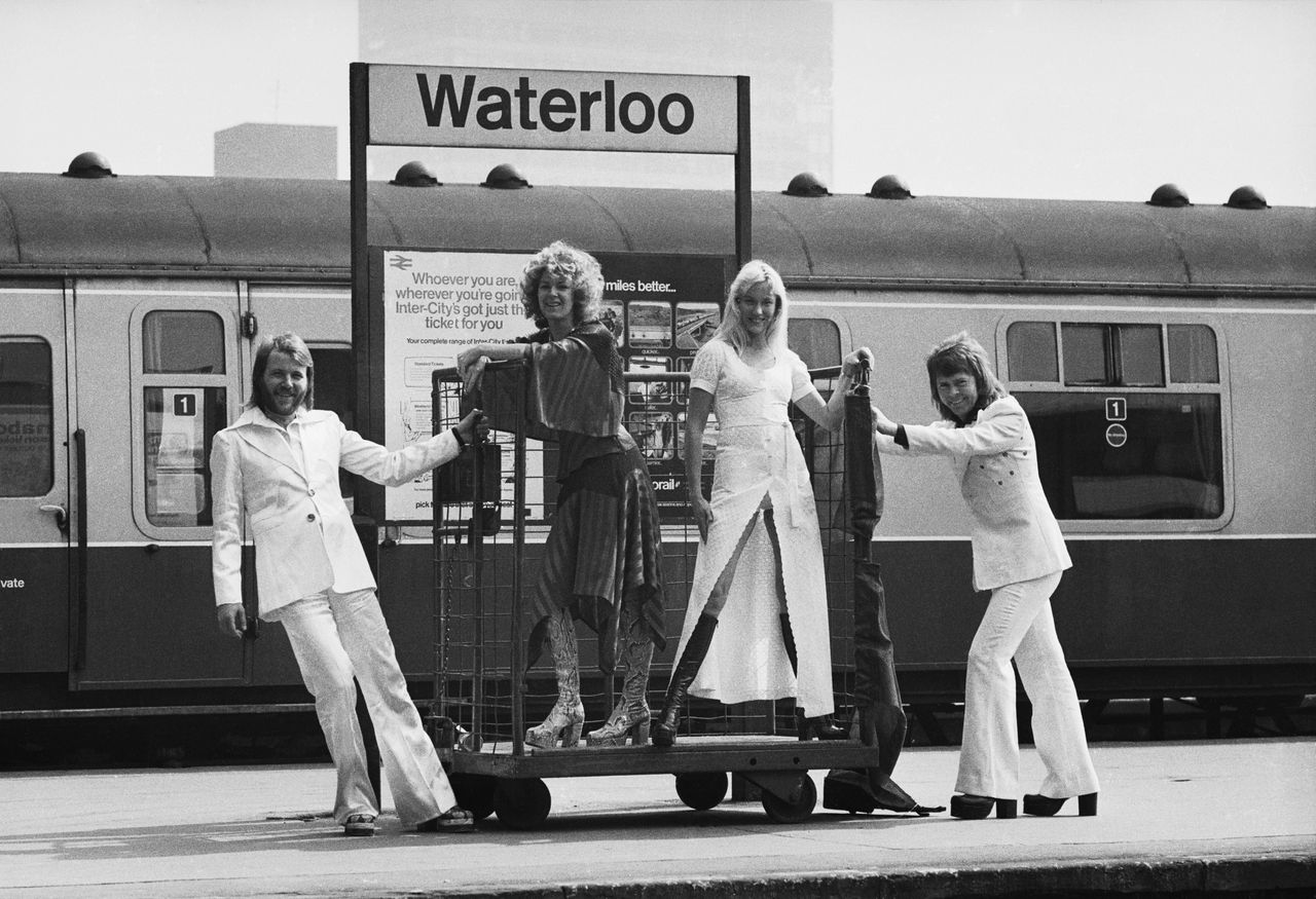 Ehhez is nagyon értettek: az ABBA pózol Waterloo vasútállomáson. És akkor az öltözködésről, a ruhákról már ne is beszéljünk... (fotó: Daily Mail)