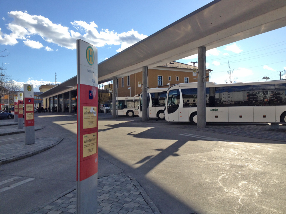 Egyszerű, de nagyszerű, vasútállomással összeforrasztott buszpályaudvar Bécsújhelyen