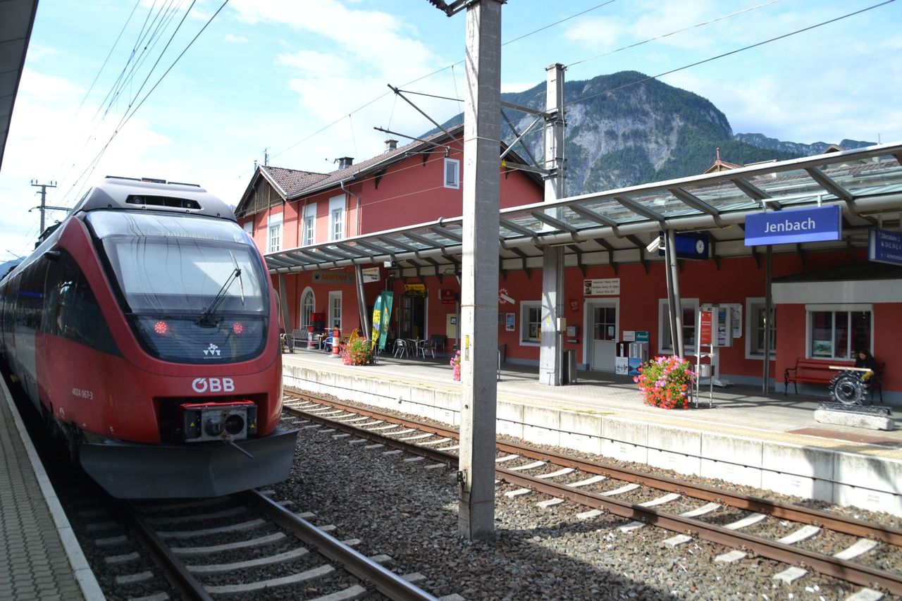 Megérkezés Jenbachba, a Kufstein felől érkezett S-Bahn tovább is robog Innsbruck felé. A képre kattintva galéria nyílik (a szerző felvételei)