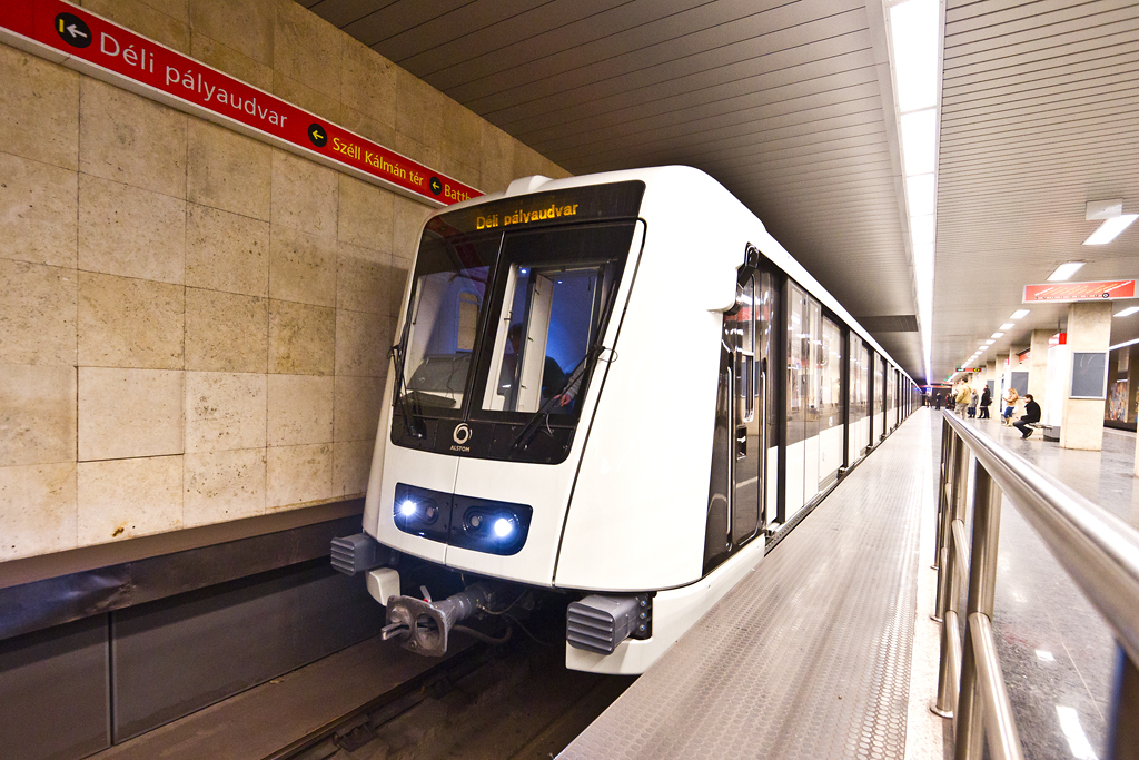 A 2-es (a képen) és a 4-es metróra Alstom-szerelvények érkeznek. „A négyes metró a legjobb példa a céltalan, a kor igényeihez alkalmazkodni képtelen, megállíthatatlan beruházásokra”<br>(fotó: Vörös Attila)
