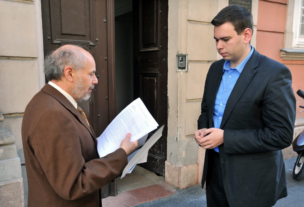 Lukács András petíciót és nyílt levelet ad át Vitézy Dávidnak