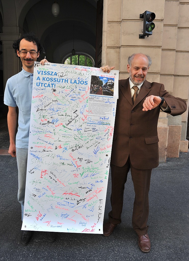 Lukács András, a Levegő Munkacsoport elnöke a Főpolgármesteri Hivatal előtt várakozik, hogy átadja Vitézy Dávidnak azt a molinót, amelyen jelképes érvényű támogató aláírásokat gyűjtöttek a Critical Mass kerékpáros felvonuláson a Kossuth Lajos utca gyalogos- és kerékpárosbarát területté alakításához<br>(fotó: MTI/Máthé Zoltán)