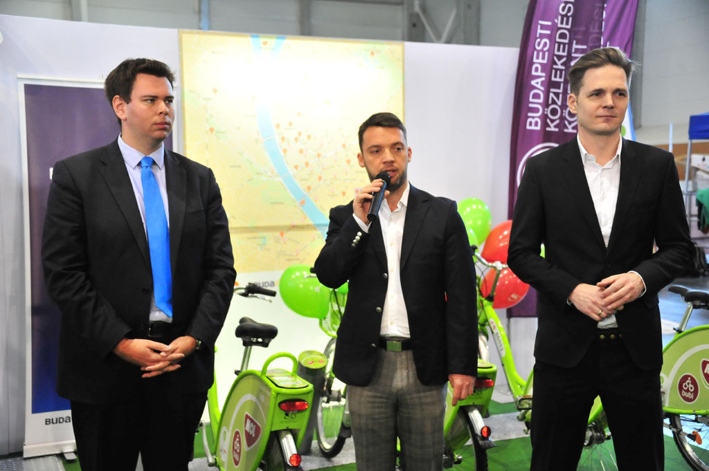 Vitézy Dávid, a BKK vezérigazgatója, Szeneczey Balázs főpolgármester-helyettes és Szollár Domokos, a MOL magyarországi kommunikációs igazgatója mutatta be a MOL Bubi bicikliket és a dokkolókat<br/>(fotó: BKK)
