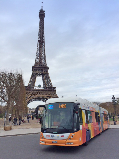 A Párizsban bemutatott TOSA-rendszerű autóbusz (forrás: ABB)