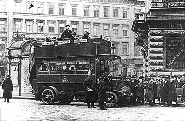 Elektromos autóbusz 1915-ben az Andrássy úton... (forrás: A fővárosi autóbusz-közlekedés 75 éve, Budapest 1990)