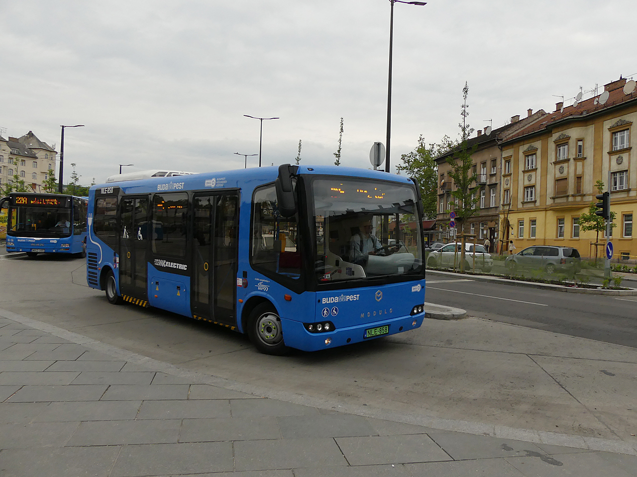 Evopro Modulo a Széll Kálmán téren, a szűkre szabott buszfordulót nagy ívben elkerülve (a szerző felvételei)