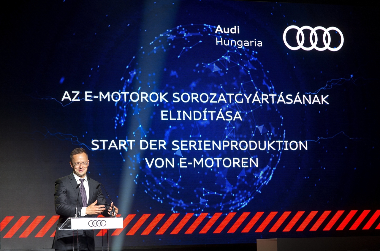 Az Audi Hungaria győri üzemében megkezdődött az elektromos motorok gyártása. A német autómárka elektromos járműveihez a győri üzem építi a villanymotorokat (fotó: MTI/Krizsán Csaba)