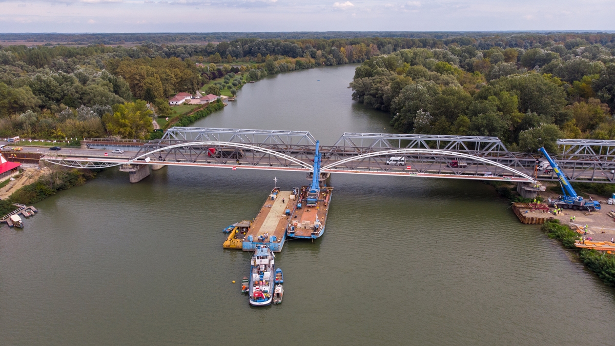 A kerékpáros híd felszerkezete 273 méter hosszú, és konzolos tartókra épülve kapcsolódik majd a közúti Tisza-híd meglévő felszerkezetéhez