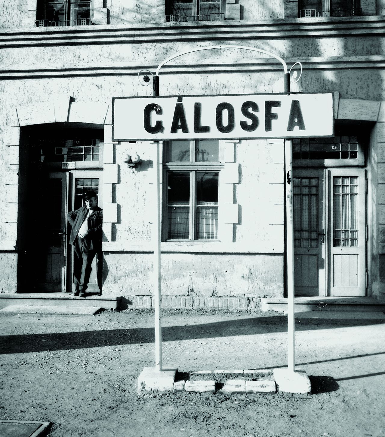 Csendélet Gálosfán vasutassal és egy dekoratív állomási horganytáblával. A képre kattintva galéria nyílik (fotók: Indóház-archív | Máthé Zoltán archívumából)