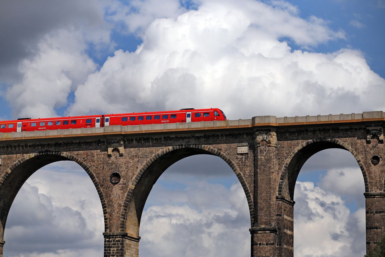 „Ő” nincs is ott: észrevétlenül próbál osonni a DB Regio motorvonata (fotók: bbc.co.uk)