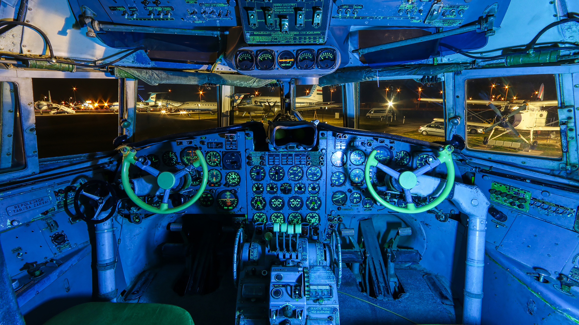 MO-Aladár pilótafülkéje éjszakai fényben