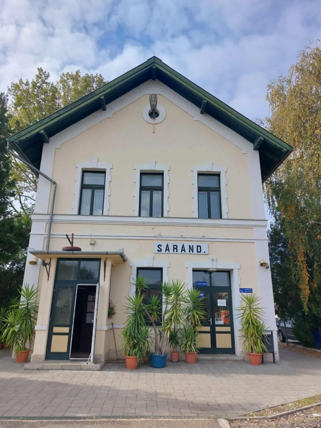Sáránd szépen felújított felvételi épülete (fotó: Szabó István)