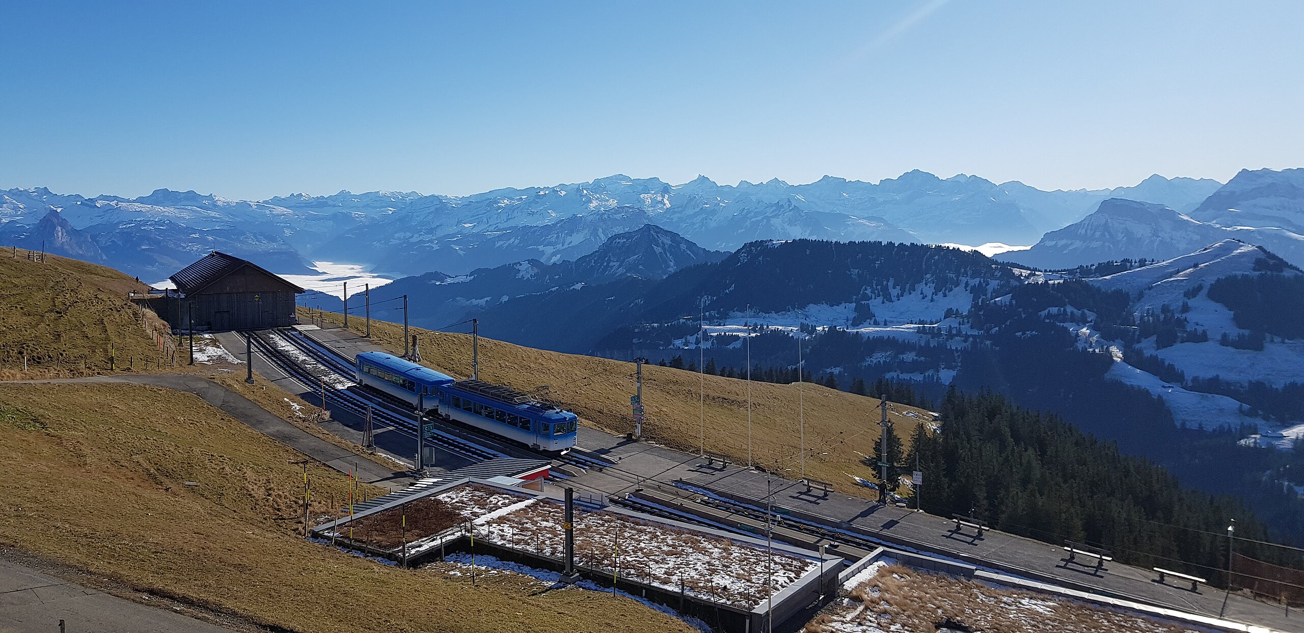 A Rigi-vasút felső végállomása, az 1752 méteren fekvő Rigi Kulm, egy régebbi motorvonattal (kép forrása: Wikipedia)
