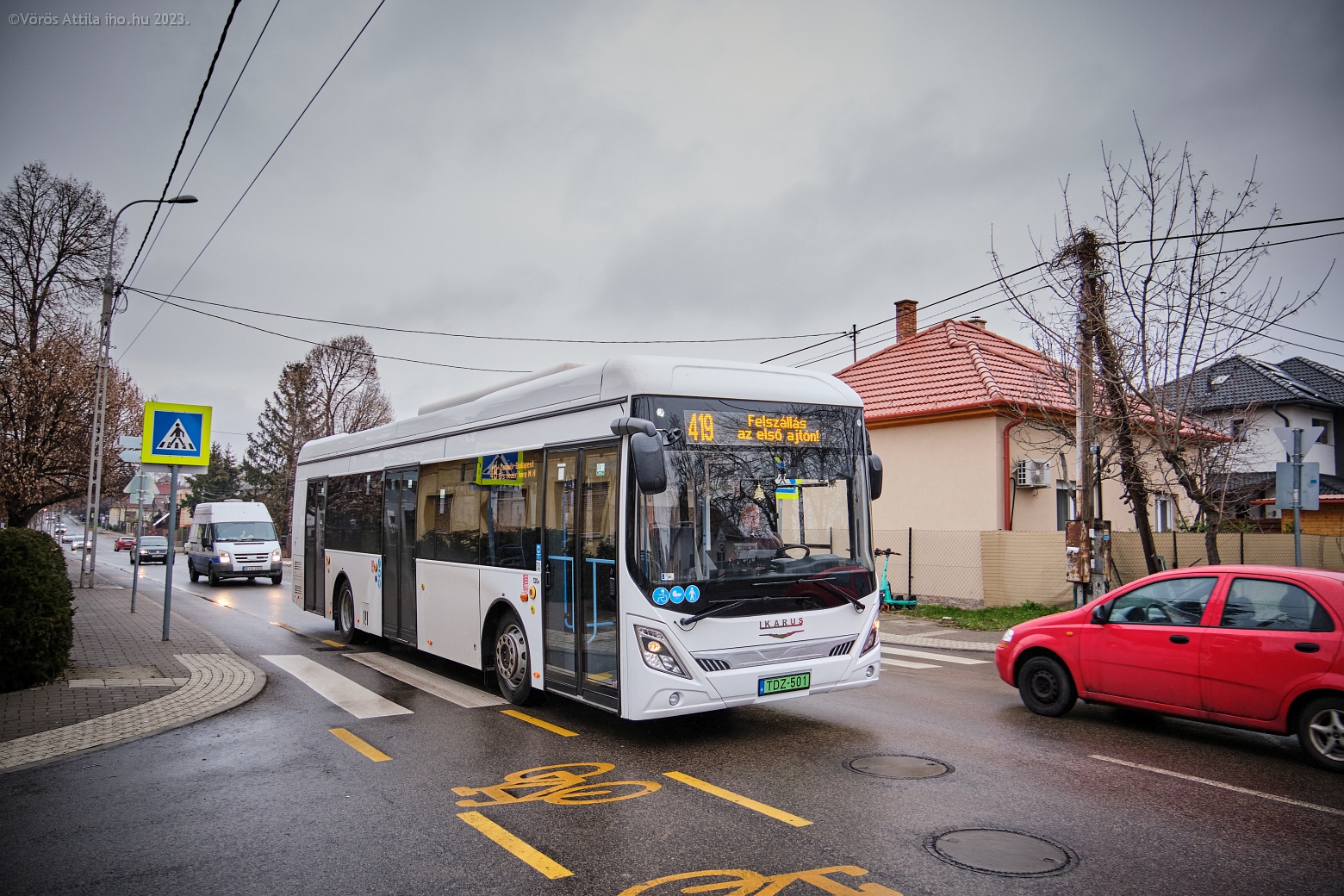 A Rákosi út új kerékpársávja – egy fura csömöri Ikarus busszal