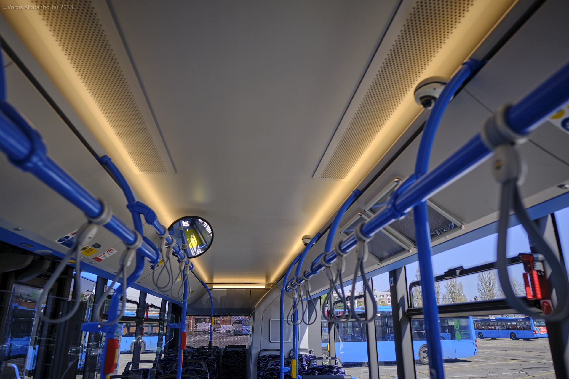 A buszok plafonjában ritkán szokott gyönyörködni az ember, de ez megér egy pillantást: sehol nincsenek illesztések és még a ledes világítótesteket is elrejtették