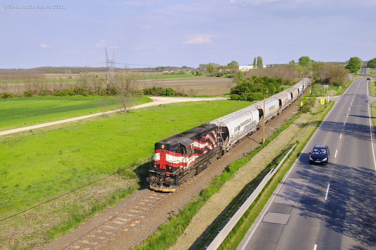 A Raillog látványos Kocúrja húzza a paksi gabonavonat második felét Dunaföldvár és Előszállás között a 42-es vonalon