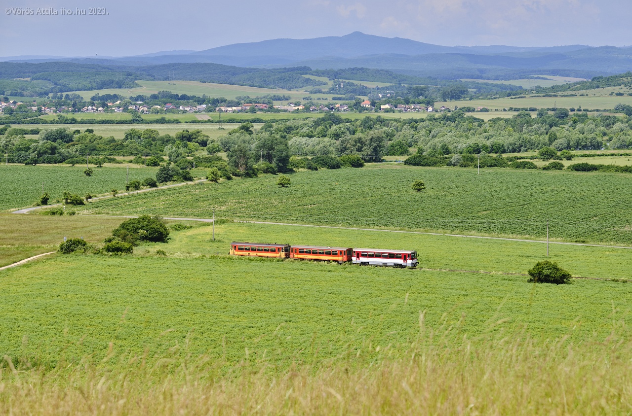 Ipolytarnóc országhatár és Kalonda között osonnak a Bézék Losonc irányába. A vonat már Szlovákia, a fotós még Magyarország területén