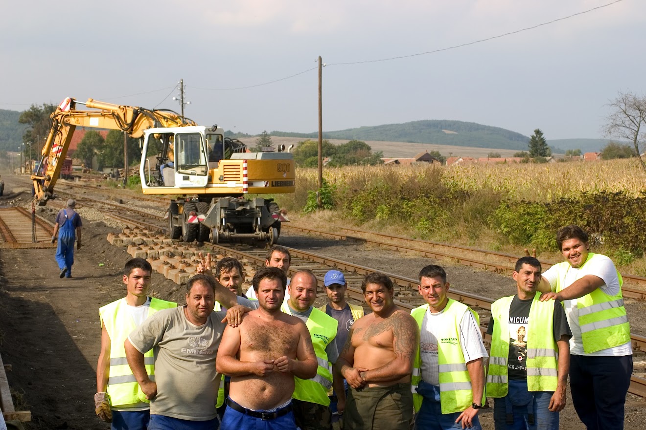 2006-ban június végén mosta el az Ipoly a vasutat. A forgalom a helyreállított pályán három hónappal később indulhatott újra. Csoportkép a munkások kérésére