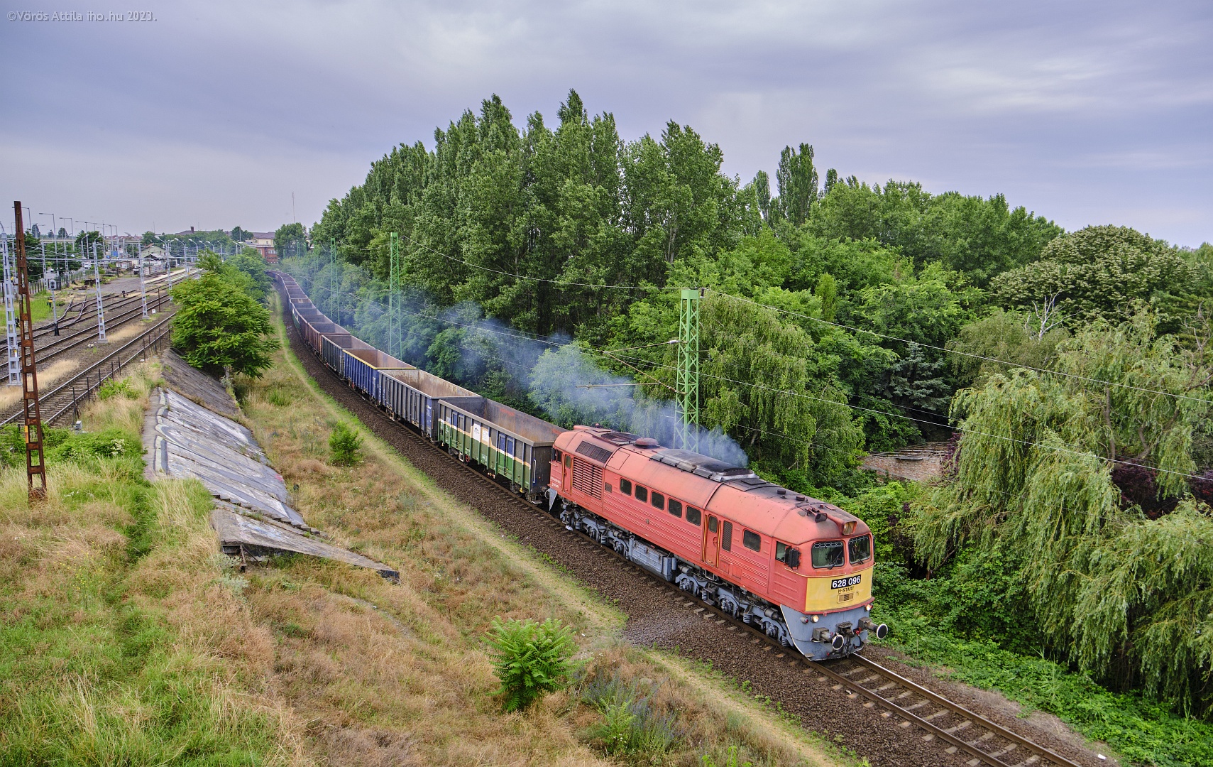Az üres kővonattal kapaszkodik a 096-os Szergej Soroksári út állomás felé. A képre kattintva galéria nyílik Vörös Attila fotóiból!