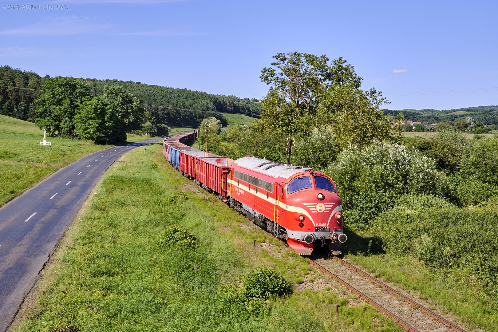 Rakott vonatával tekereg a 47-esen Gunhild Mecsekpölöske és Magyarszék között (fotók: Vörös Attila)