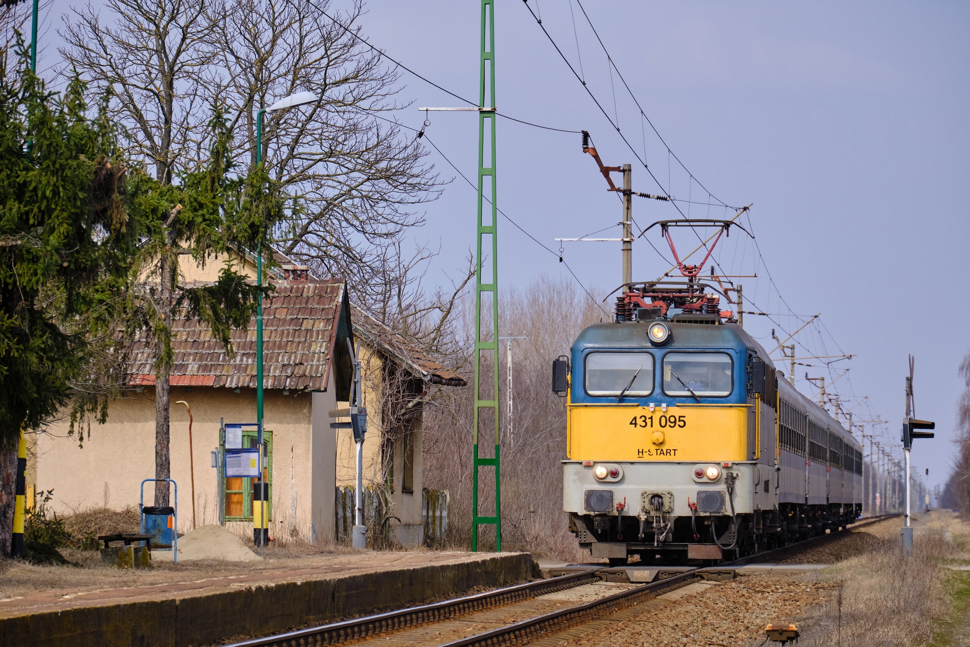 Hibrid intercity robog Kisteleki szőlők megállóhelyen Szeged felé (fotó: Vörös Attila)