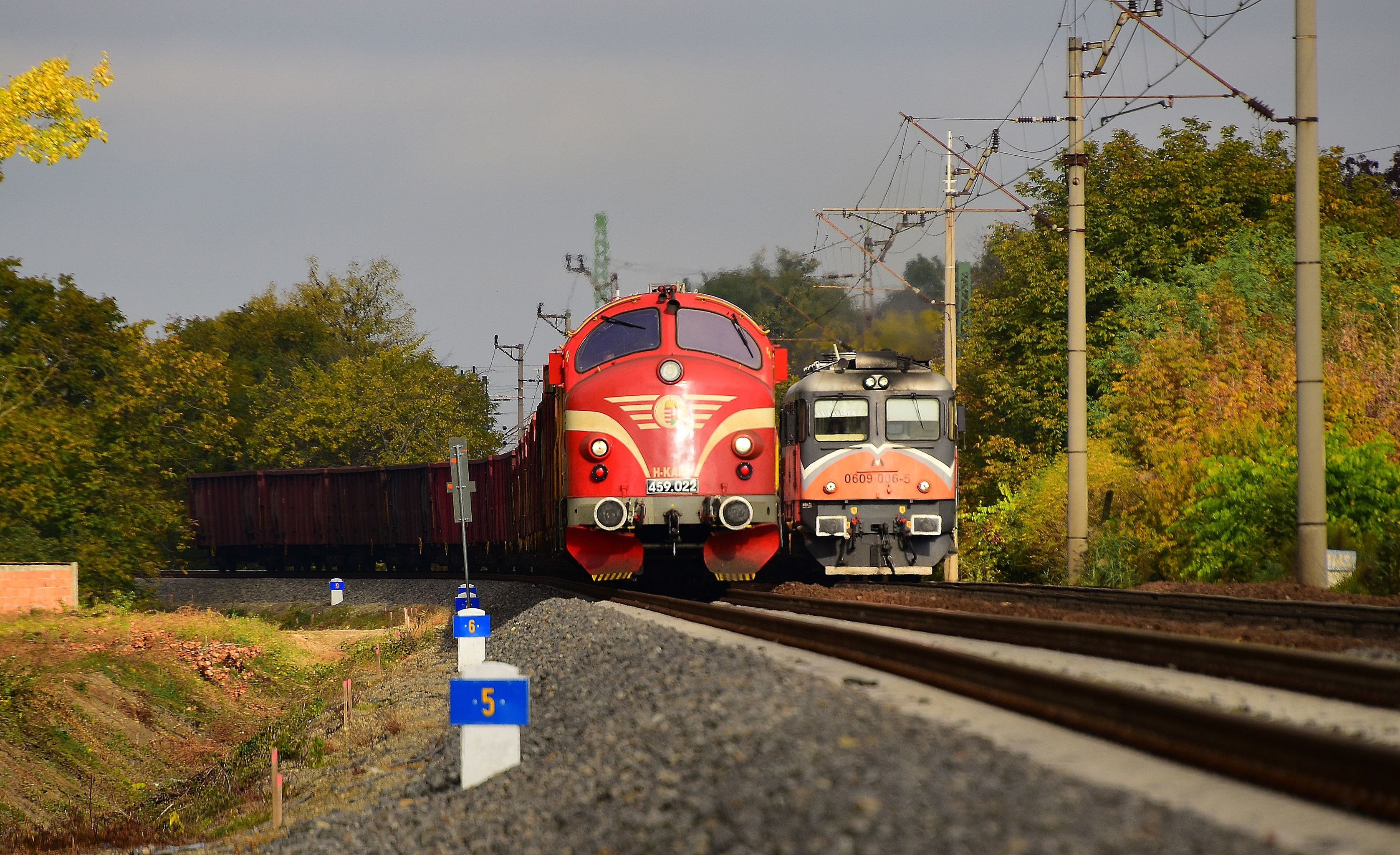 Egyszerre fut be Szegedre a Kárpát Vasút Eas-vonata, és az MMV üres rézanód-szerelvénye Tiszai Szabolcs felvételén, mindkettő dízellel