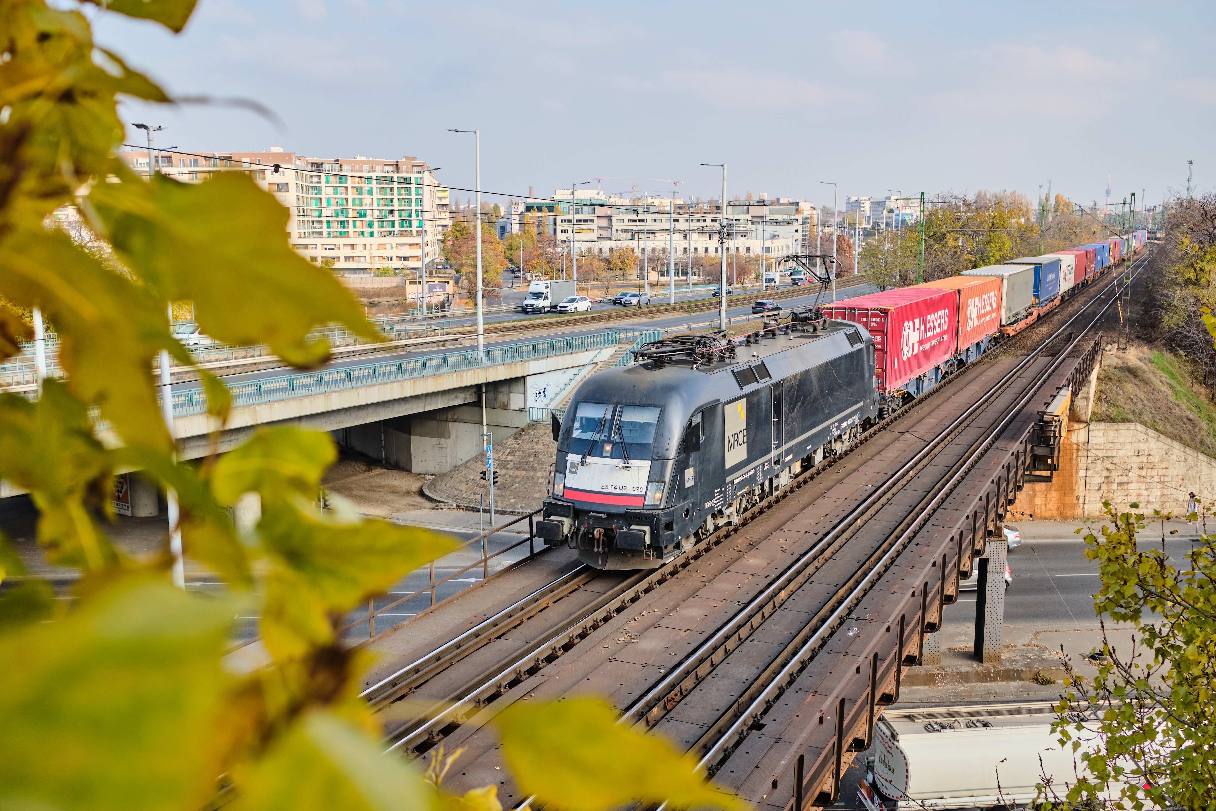 A Dispolok, majd az MRCE mozdonyai az elmúlt csaknek két évtizedben rengeteg kilométert megtettek már a hazai vasúthálózaton több vasúttársaság bérelt flottájában (fotó: Vörös Attila)