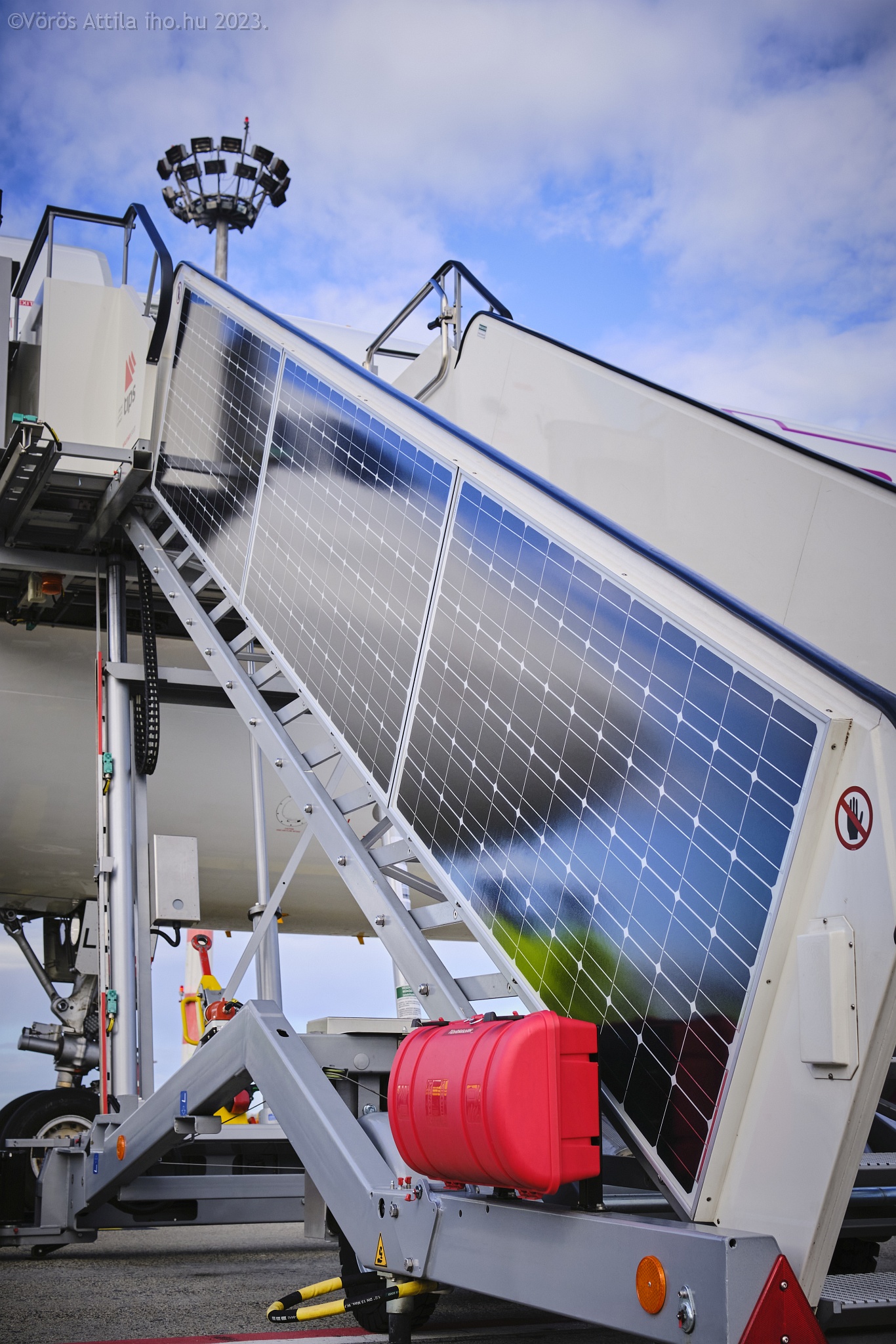 Az utaslépcső felületein napelemek gyűjtik be az energiát. Ez bőven elég a saját üzemeléséhez!