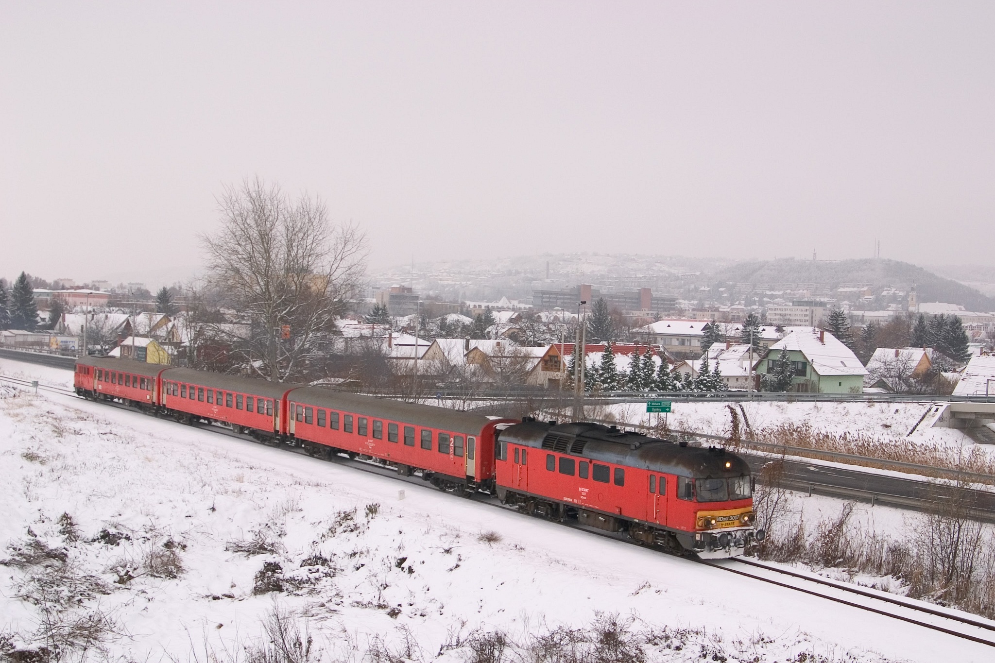 A 3007-es MDmot a korábban szokásos 8323-as vonatára ugrott be december 26-án. A képre kattintva galéria nyílik a szerző fotóiból!