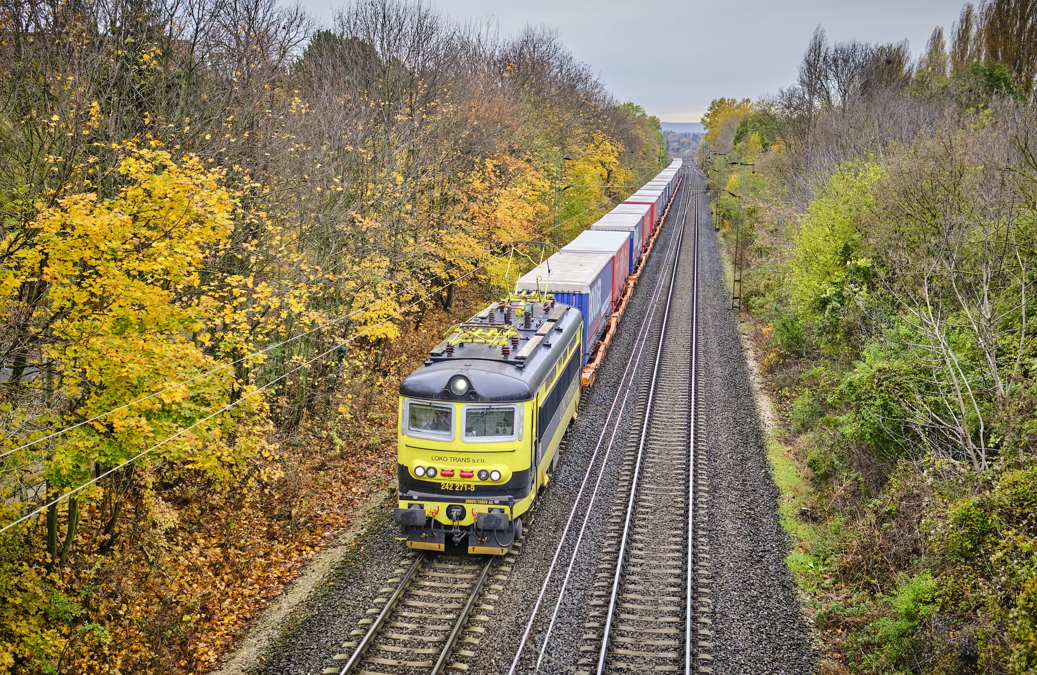 Egy igazi Csapásmérő robog Budaörsnél félpótos intermodális vonatával Budapest irányába (fotók: Vörös Attila)