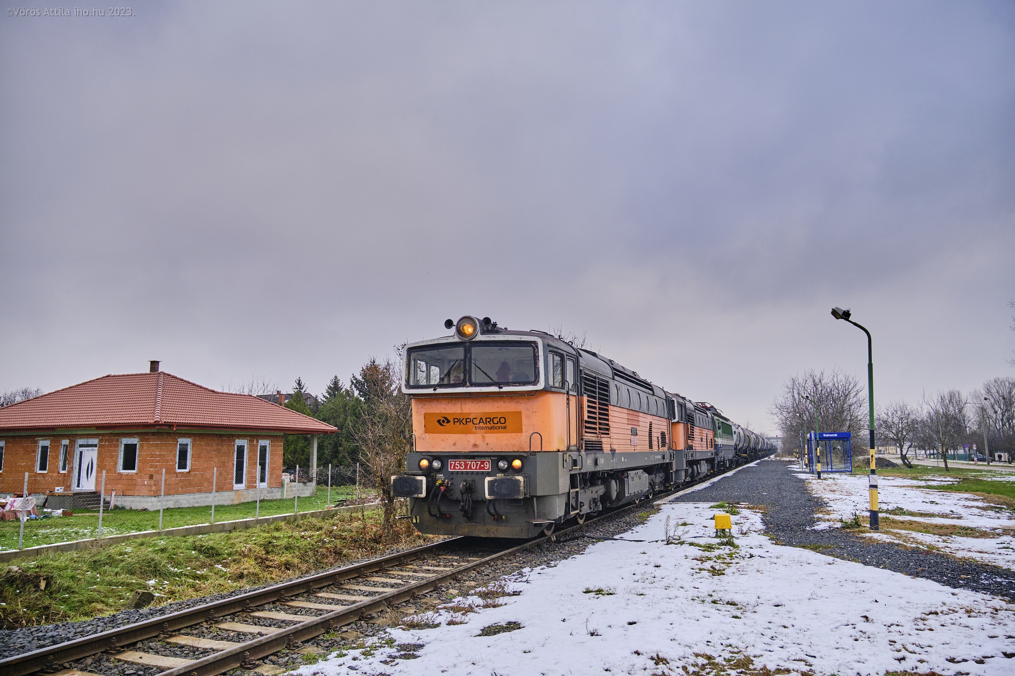 Az egyik utolsó dupla búváros Retrack-vonat halad Szárazrétnél Komárom felé