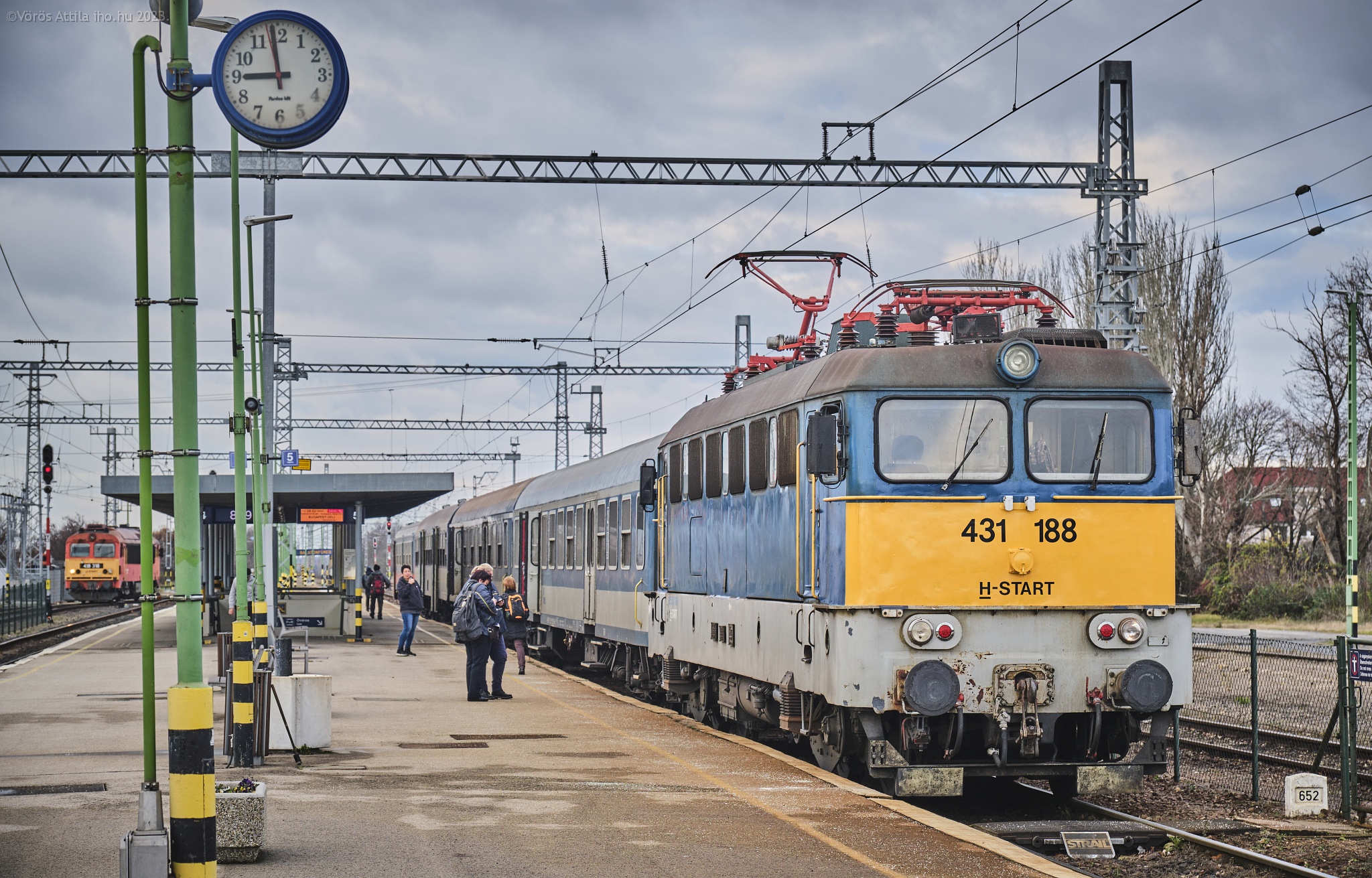 A Balaton északi-parti vonatok Balatonfüreden gépcseréznek: a 9702-es hamarosan megkapja a 318-as remot Csörgőt (balra), a 9707 pedig már Szilivel vár menesztésre