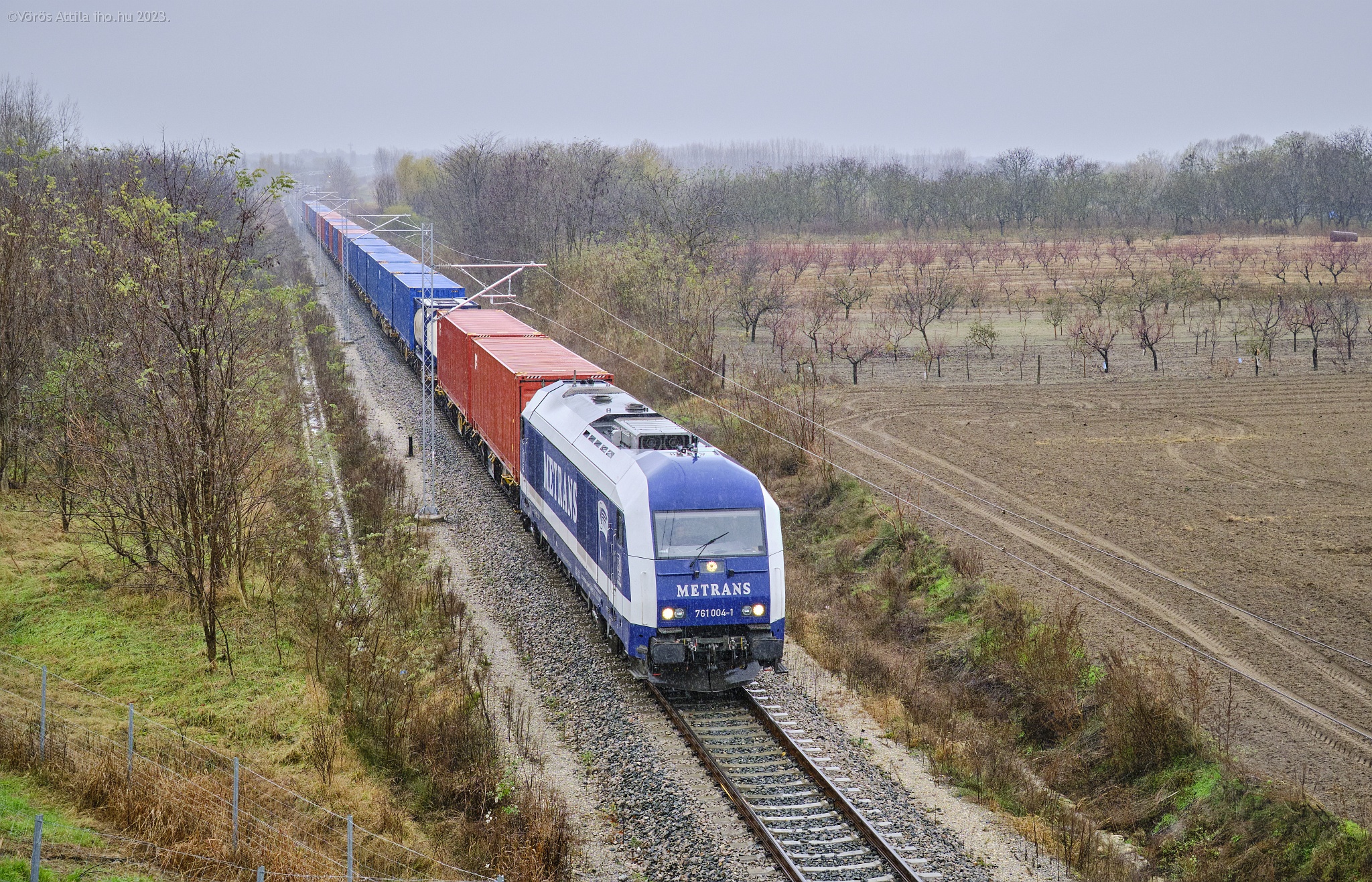 Ocsmány időben robog a Metrans vonata Magyarország felé