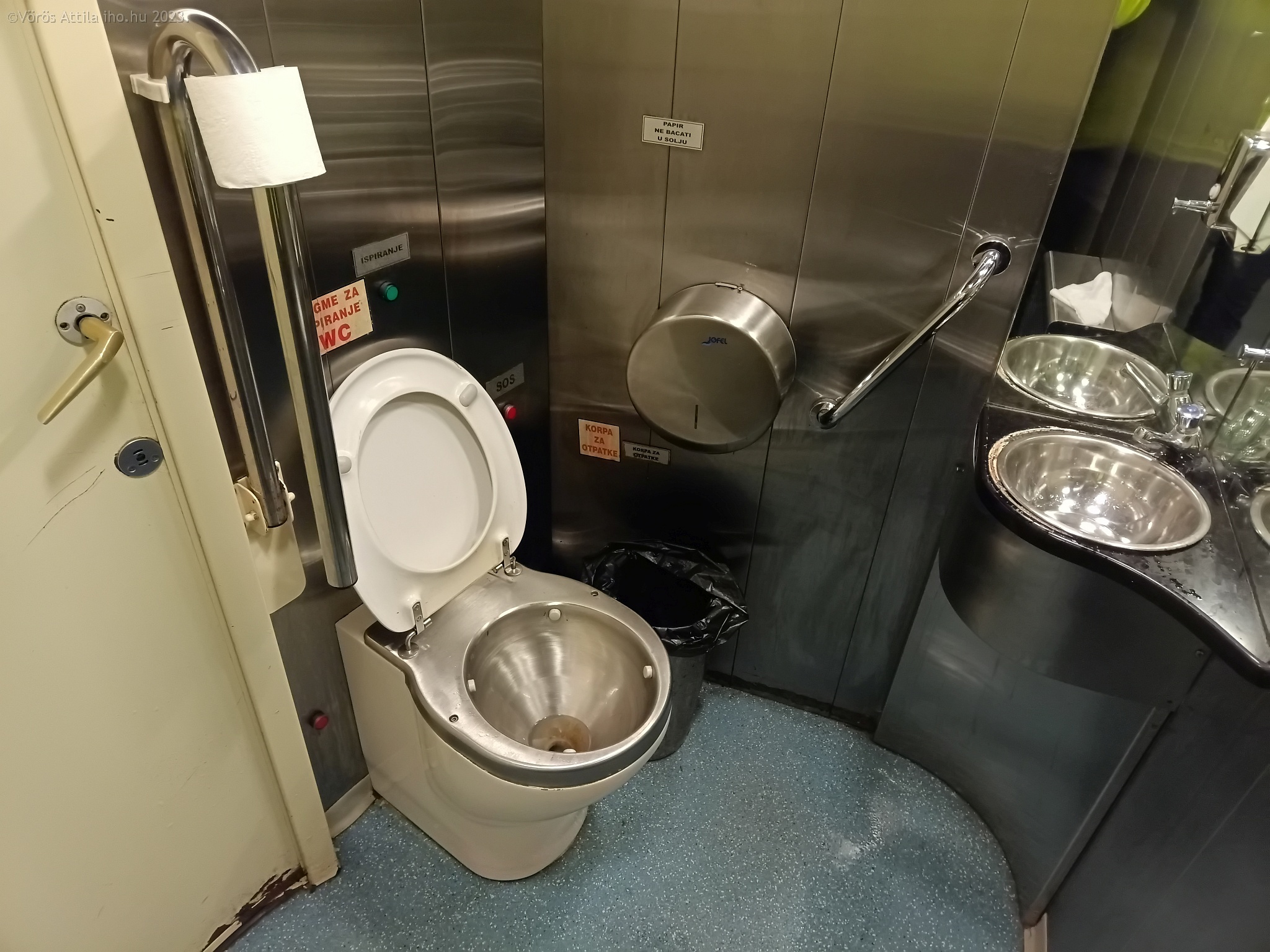 Sufnituning megoldások mindenhol, de legalább használható a fedélzeti wc. A szerb belföldi járatokon lezárva közlekedik