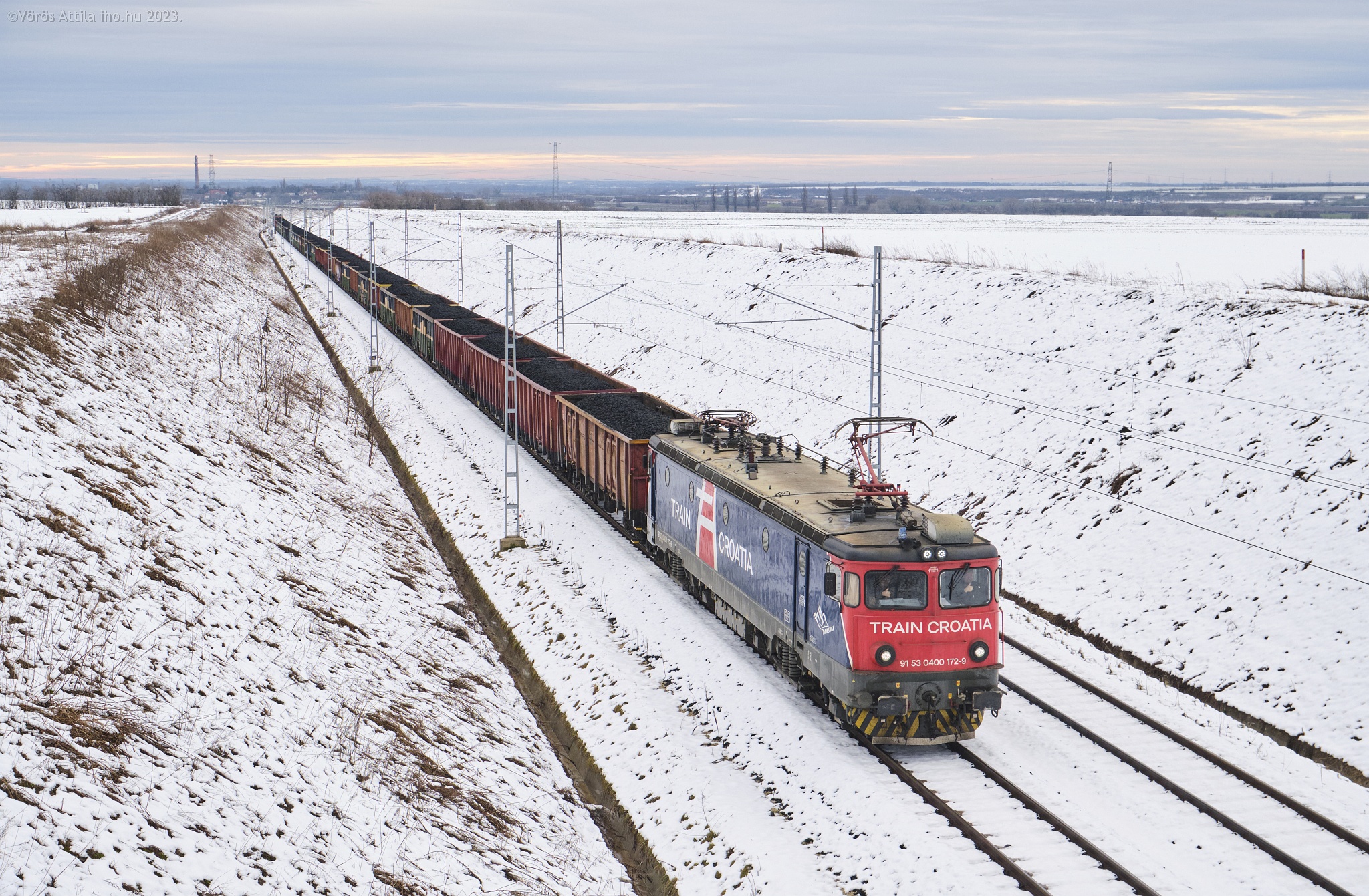 A Train Hungary dunaújvárosi rakott vonata halad, a szerelvény végén egy Sulzer is dolgozik tológépként