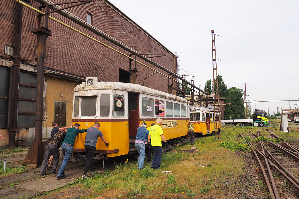 A villamosok kitolása az Északi csarnokából az emelési helyszínre (fotók: Fritz Gergely)